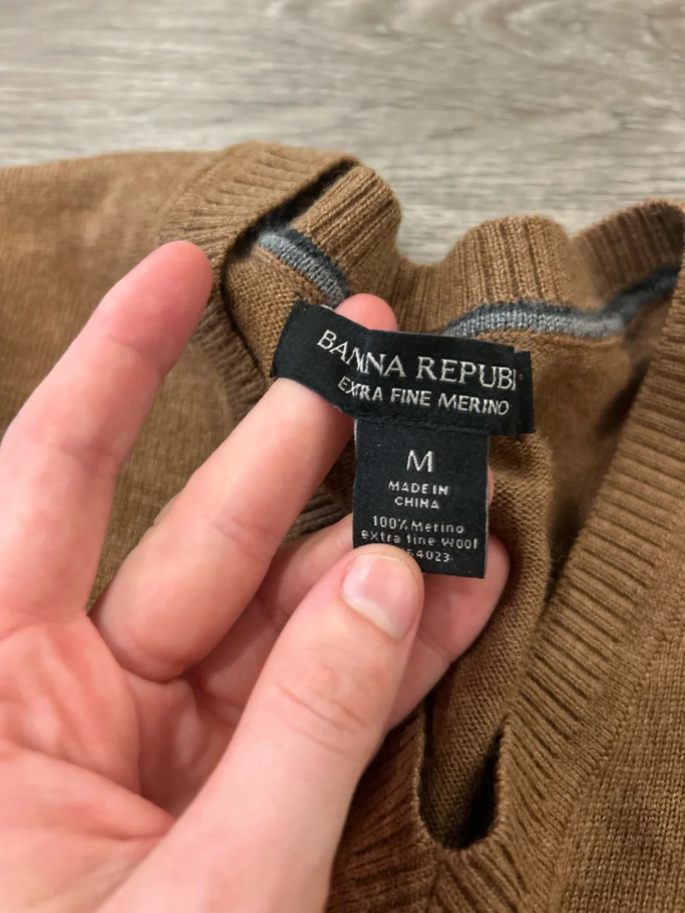 Banana Republic Men's V-Neck Sweater in Camel